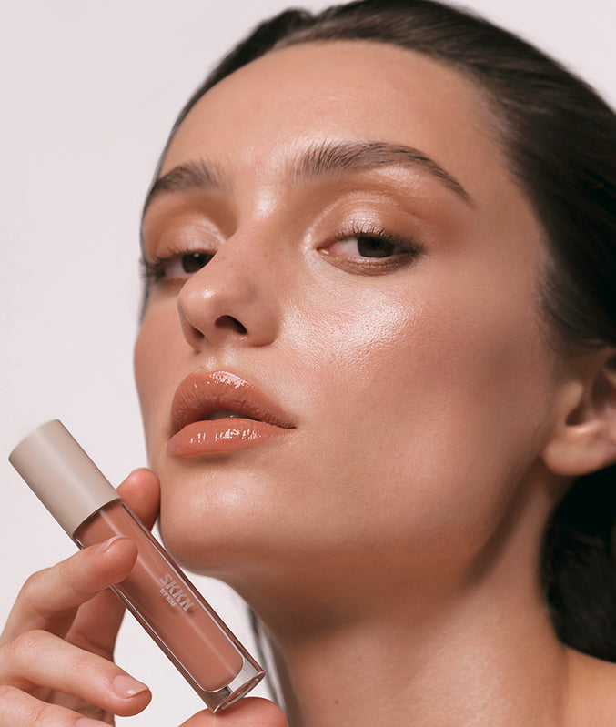 Lean into delicate daytime radiance with our warm beige lip gloss and rosy champagne highlighter.