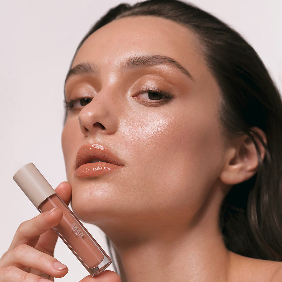 Lean into delicate daytime radiance with our warm beige lip gloss and rosy champagne highlighter.